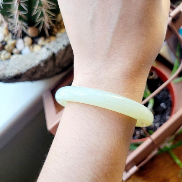 Vintage Solid Jade Bangle Bracelet - Picture 2 of 8
